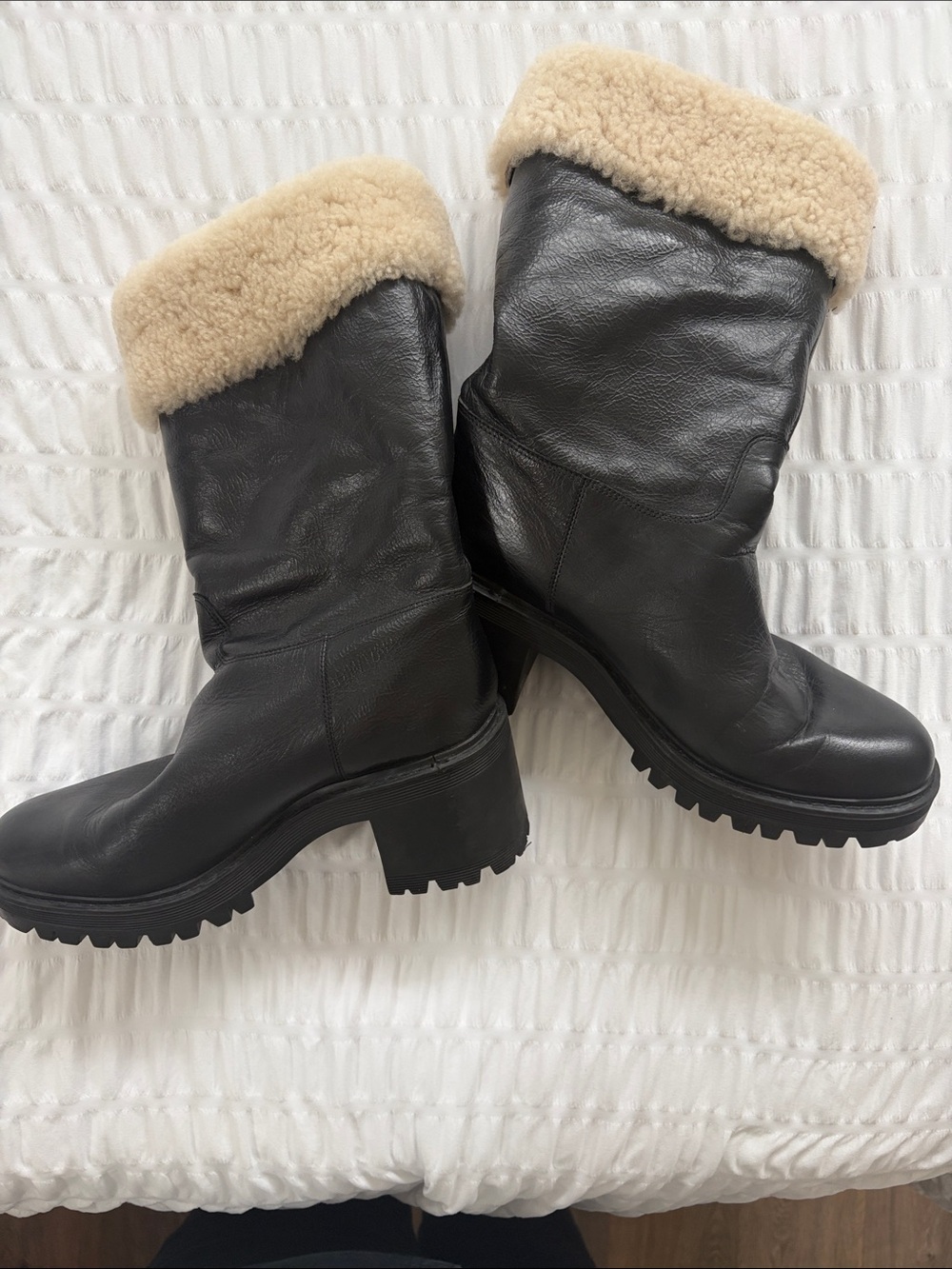 Marc Fisher Sherpa Lined Black Leather Boot! Lug Soles. Soft and Sturdy! EUC